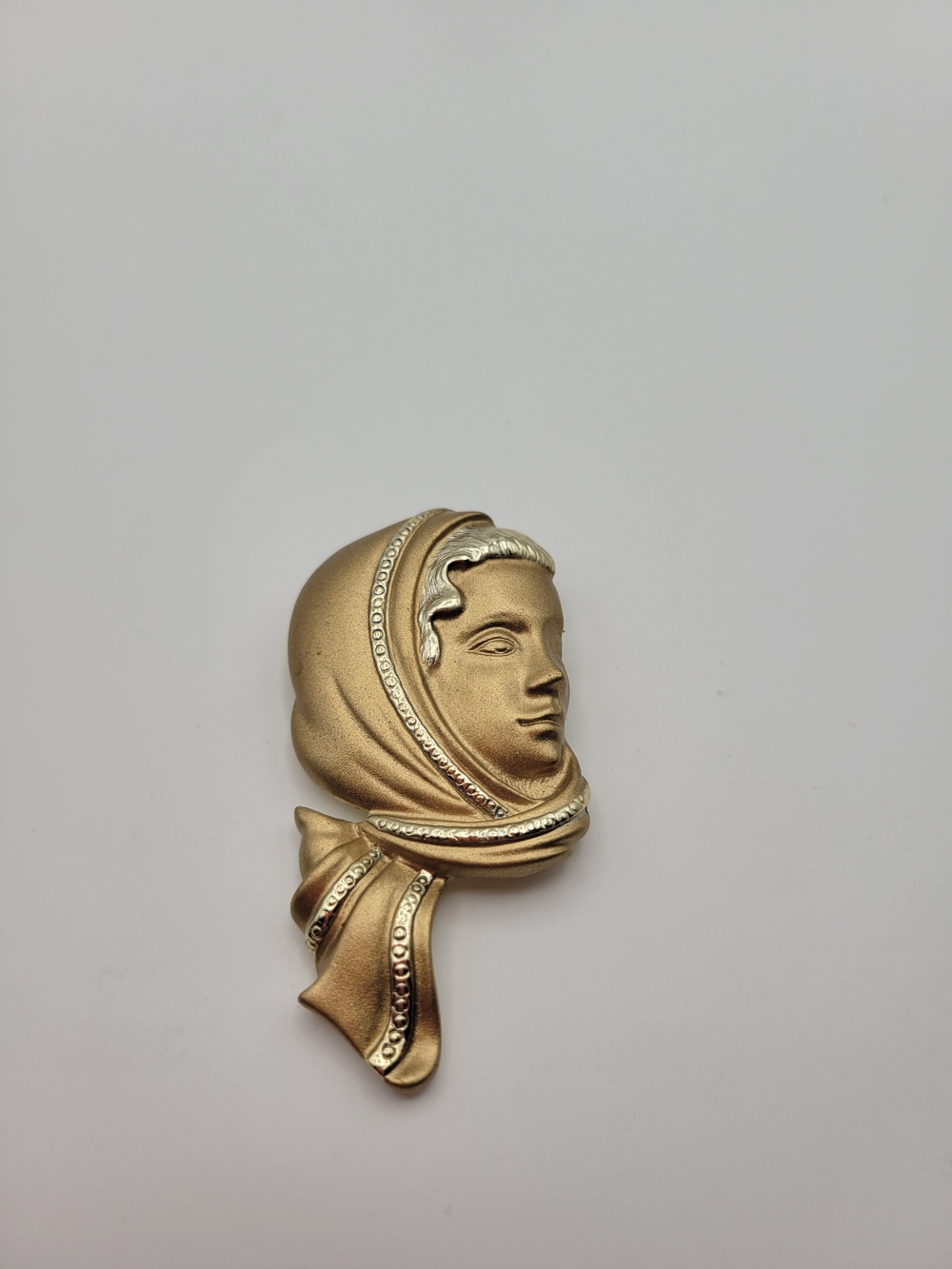 Vintage 2 tone Gold tone metal face pin brooch